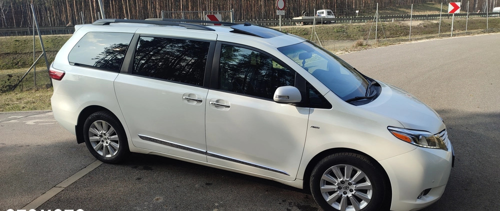 Toyota Sienna cena 119800 przebieg: 178000, rok produkcji 2016 z Kobyłka małe 254